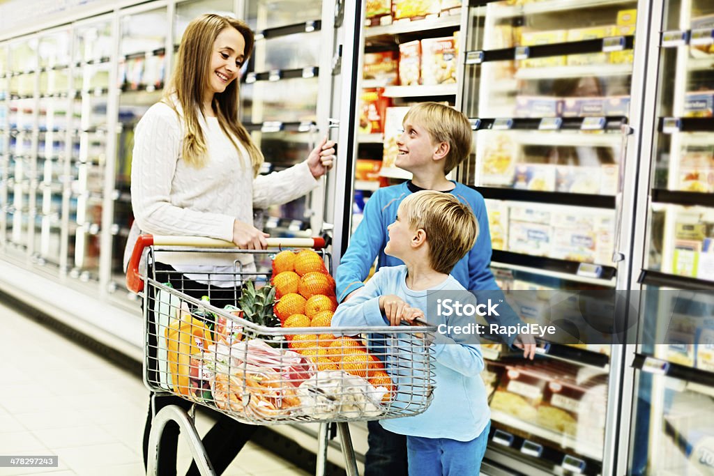 행복함 부품군 쇼핑 슈퍼마켓 - 로열티 프리 10-11세 스톡 사진