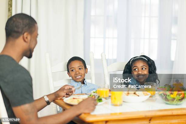 Familia La Cena Foto de stock y más banco de imágenes de Adulto - Adulto, Africano-americano, Afrodescendiente