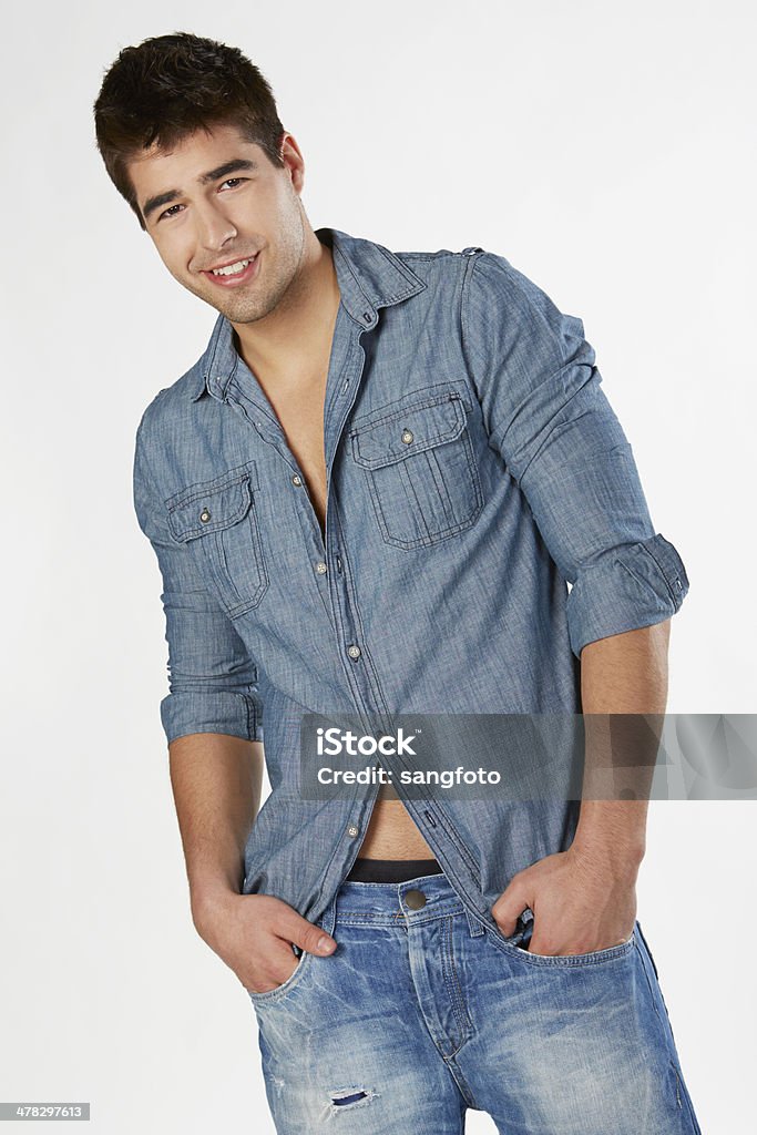 Retrato de un hombre sonriente en vaqueros informal - Foto de stock de 20 a 29 años libre de derechos