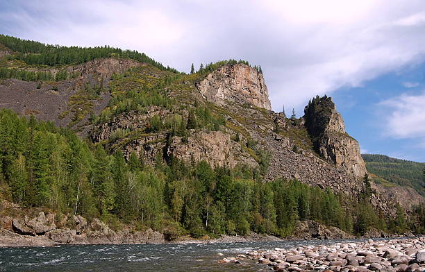 pittoresco rocce sulla riva del fiume di montagna. - screes foto e immagini stock