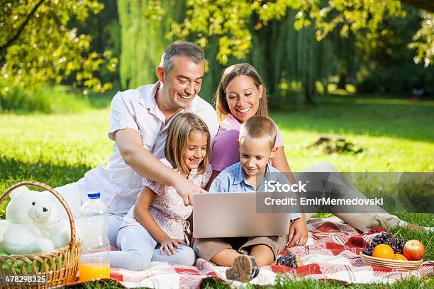 가족 피크닉 파크 4 명에 대한 스톡 사진 및 기타 이미지 - 4 명, 가족, 건강한 생활방식