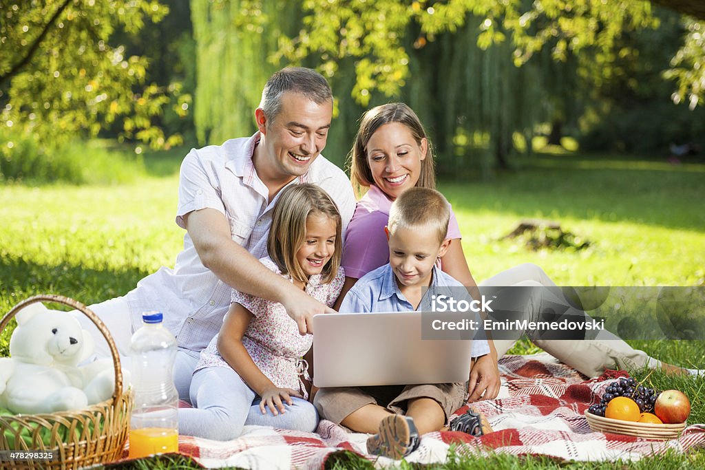 Семейный пикник в парке - Стоковые фото Беспроводная технология роялти-фри