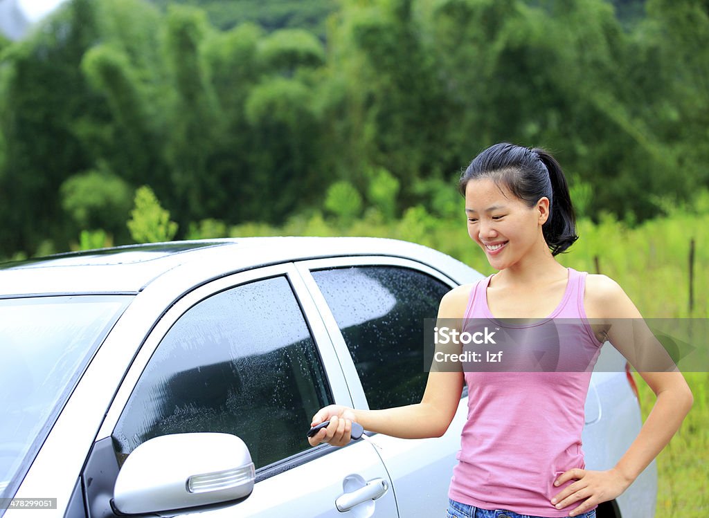 Femme heureuse avec sa première voiture conducteur - Photo de A la mode libre de droits
