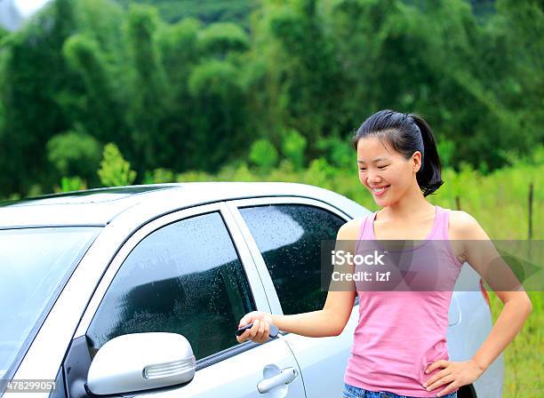 Photo libre de droit de Femme Heureuse Avec Sa Première Voiture Conducteur banque d'images et plus d'images libres de droit de A la mode - A la mode, Adulte, Asiatique de l'Est et du Sud-Est