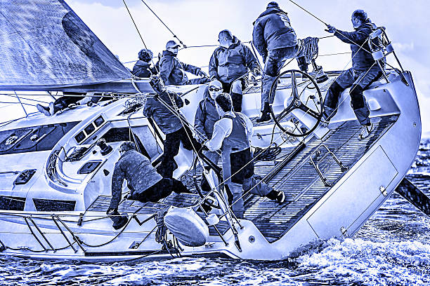 squadra di vela su barca a vela durante la regata - sailing sailboat regatta teamwork foto e immagini stock