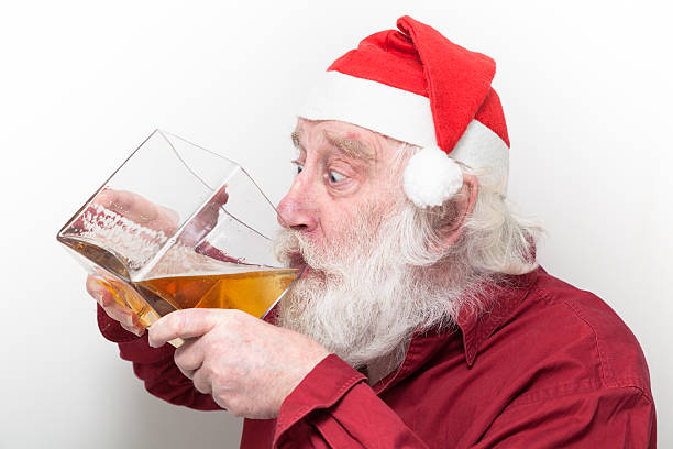 sênior homem barbudo gananciosos santa a beber cerveja de vaso - beer glass mustache beer color image - fotografias e filmes do acervo