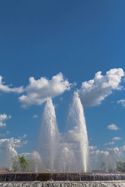 brunnen mit blauem himmel - fountain water physical pressure splashing stock-fotos und bilder