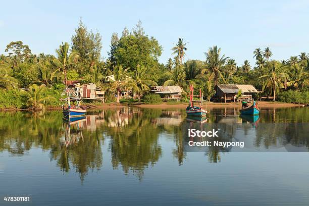 Barche Da Pesca Nel Fiume Tailandia - Fotografie stock e altre immagini di Ambientazione esterna - Ambientazione esterna, Andare in barca a vela, Composizione orizzontale