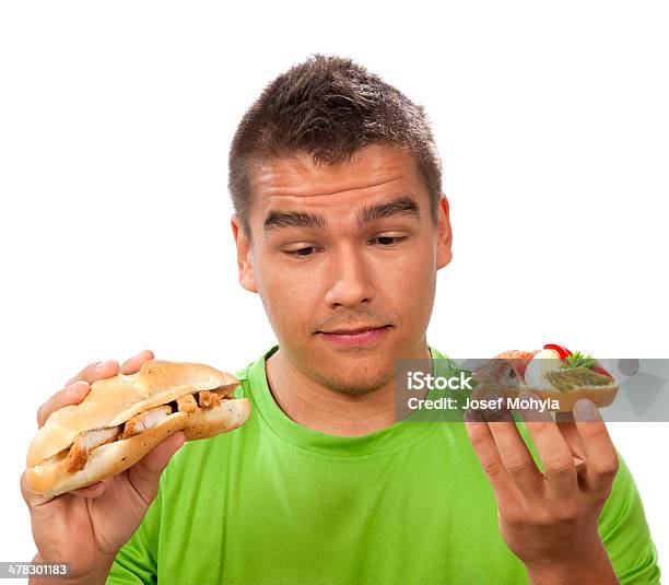 Junger Mann Essen Sandwich Stockfoto und mehr Bilder von 20-24 Jahre - 20-24 Jahre, Baguette, Braunes Haar