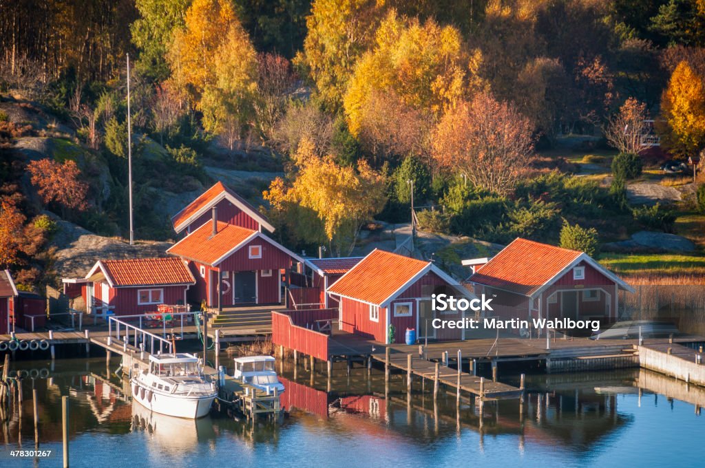 Шведская boathouses в утреннем свете дымчатый - Стоковые фото Ангар для лодок роялти-фри