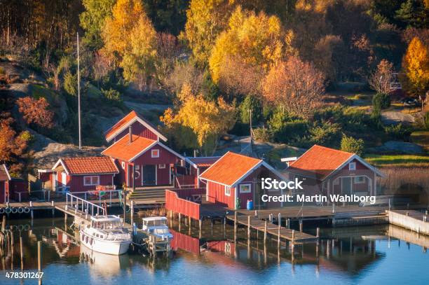 Шведская Boathouses В Утреннем Свете Дымчатый — стоковые фотографии и другие картинки Ангар для лодок - Ангар для лодок, Архипелаг, Без людей