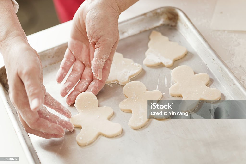 Faire cuire au four de Noël de biscuits au sucre avec Cookie Cutter - Photo de Biscuit au sucre libre de droits
