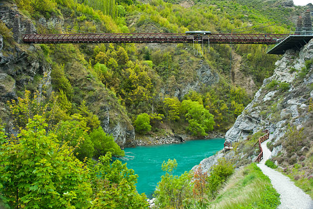 pont de kawarau près de queenstown. saut à l'élastique - kawarau river photos et images de collection