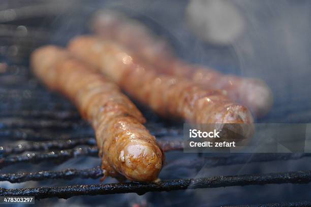 Zbliżenie Souseages Na Gorąco Grilla Blur Dymu - zdjęcia stockowe i więcej obrazów Barbecue - Barbecue, Bez ludzi, Białko