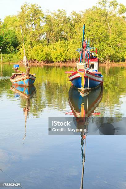 Barcos De Pesca En El Río Tailandia Foto de stock y más banco de imágenes de Aire libre - Aire libre, Anochecer, Compartir