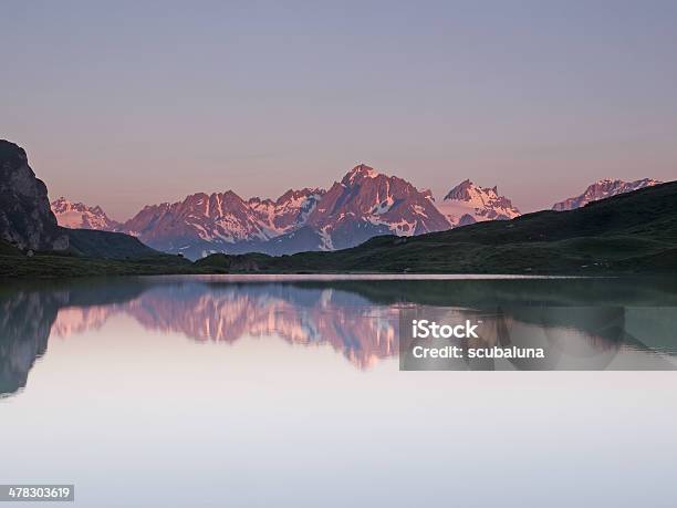 Red Mountain Range ミラーリング - アウトフォーカスのストックフォトや画像を多数ご用意 - アウトフォーカス, ウーリ州, カラフル