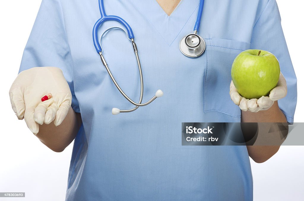 Jeune médecin avec la pilule et apple - Photo de Adulte libre de droits