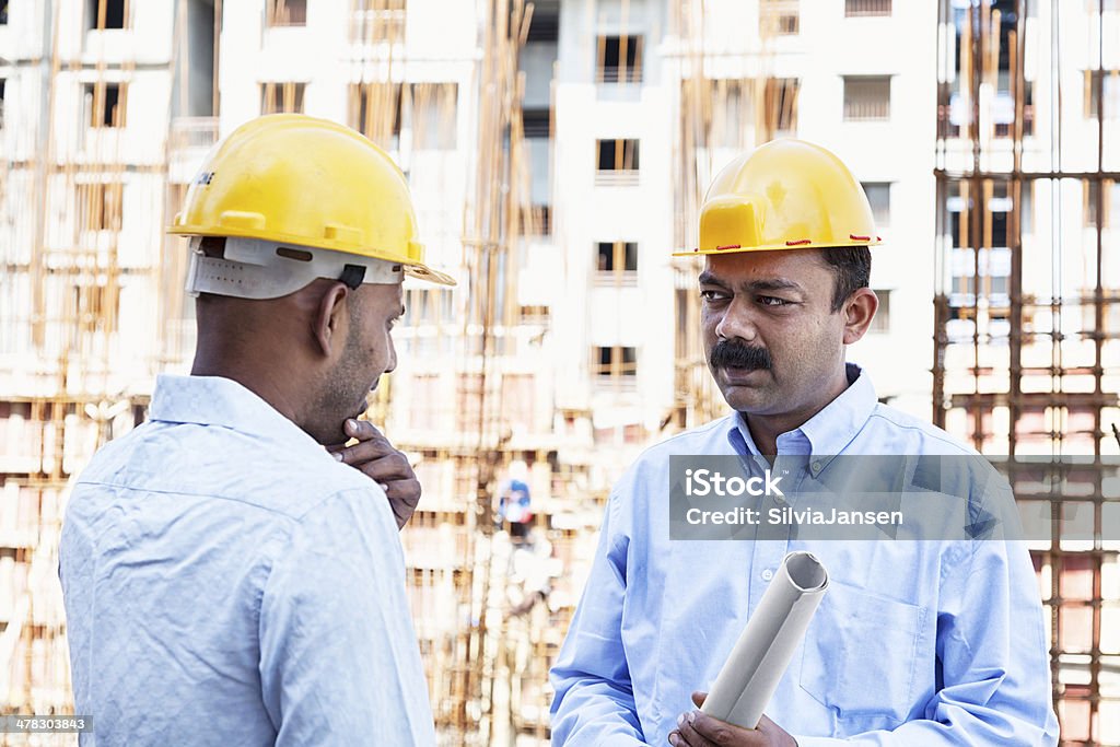 Индийский инженер архитектор на строительной площадке, - Стоковые фото Инженер роялти-фри