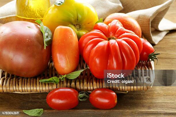 Diverse Varietà Di Pomodoro Con Basilico - Fotografie stock e altre immagini di Alimentazione sana - Alimentazione sana, Ambientazione esterna, Basilico