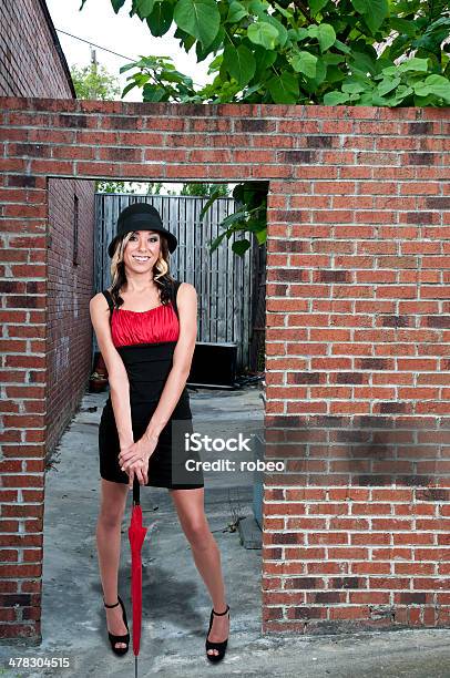 Mulher Segurando Guardachuva - Fotografias de stock e mais imagens de Adulto - Adulto, Alegria, Ao Ar Livre