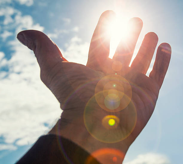 istock Hand to sun,sun rays passing through fingers 478305106