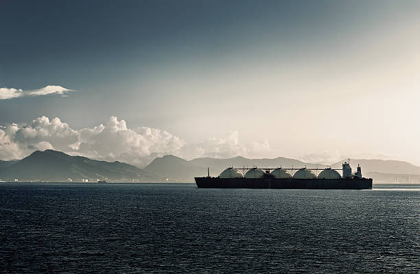 transporte de gnl gás natural liquefeito barco com cinco reservatórios - oil tanker tanker oil sea imagens e fotografias de stock