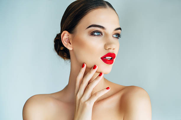 ujęcie studyjne młodych piękna kobieta - make up cosmetics beauty lipstick zdjęcia i obrazy z banku zdjęć