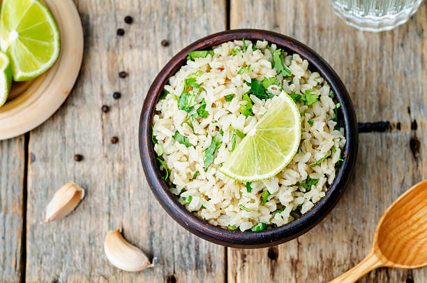 cilantro lime marrone riso all'aglio - flavored rice foto e immagini stock