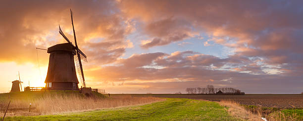 neerlandês moinhos ao nascer do sol na holanda - scenics landscape windmill sunrise imagens e fotografias de stock