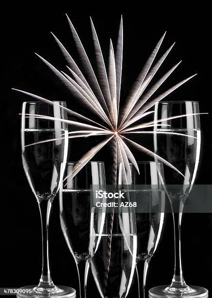 Felice Festa Fuochi Dartificio Con Bicchieri Di Champagne - Fotografie stock e altre immagini di Luglio