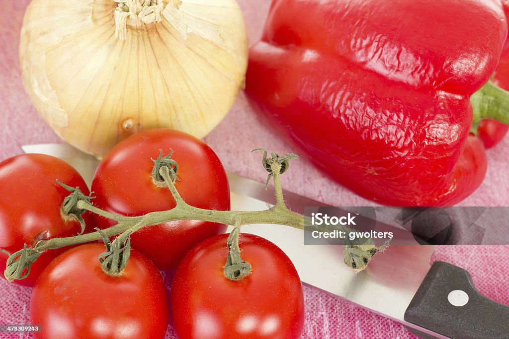 Preparar um almoço com pimentão vermelho e cebolas e tomates - Foto de stock de Alimentação Saudável royalty-free