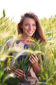 young-woman-in-wheat-field-in-sonnigen-t