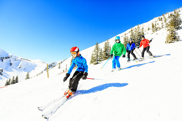 ski en famille de quatre personnes - group of people teenager snow winter photos et images de collection