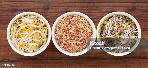 Sprouts Foto de stock y más banco de imágenes de Alimento - Alimento, Amarillo - Color, Blanco - Color
