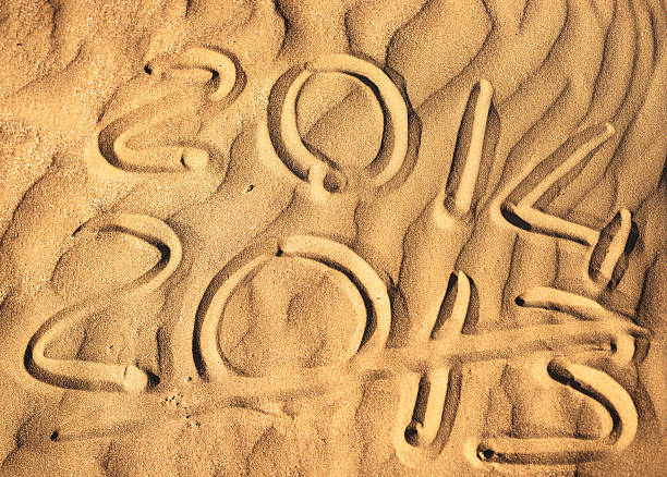 zmiana z roku na piasek pustynia - 2013 beach sand new years eve zdjęcia i obrazy z banku zdjęć
