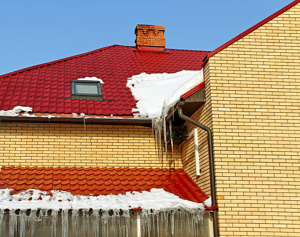 istock Icicles on the edge of a brick house. 478313177