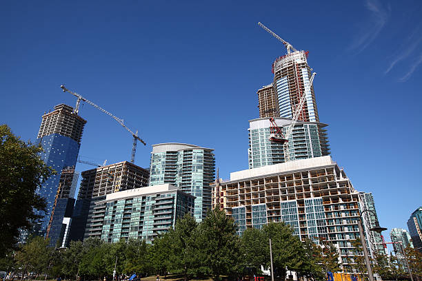 bauarbeiten in der innenstadt von toronto - steel construction site construction glass stock-fotos und bilder