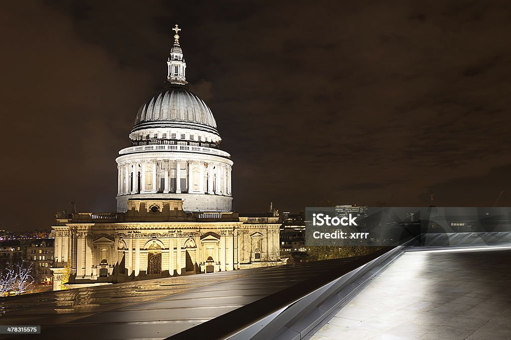 St Paul's Dome przez noc - Zbiór zdjęć royalty-free (Katedra św. Pawła)