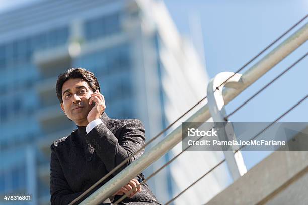 Executive Hablando Por Teléfono Celular Y Mirando A Baranda Foto de stock y más banco de imágenes de 40-49 años