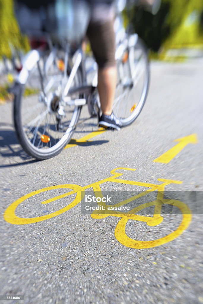 Bicicleta en bicicleta-Carril - Foto de stock de Bicicleta eléctrica libre de derechos