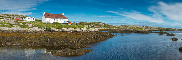 campo de verão de supervisionar oceano azul na ilha remoto panorama península - cottage scotland scottish culture holiday imagens e fotografias de stock