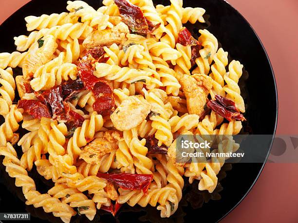 Foto de Fusilli Com Frango E Tomates Secos e mais fotos de stock de Comida - Comida, Comida Pronta, Comida e bebida