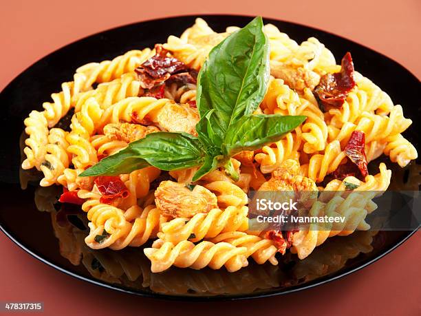 Fusilli Com Frango E Tomate Seco - Fotografias de stock e mais imagens de Comida - Comida, Comida Pronta, Comida e Bebida