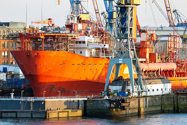 bacino di carenaggio nave manutenzione porto di amburgo - passenger ship ferry crane harbor foto e immagini stock