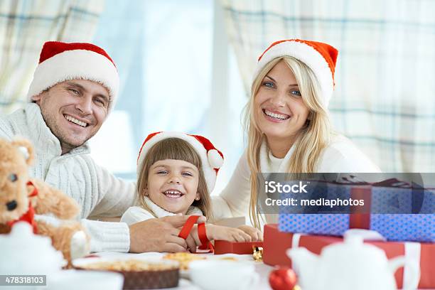 Feliz Natal Em Conjunto - Fotografias de stock e mais imagens de 30-34 Anos - 30-34 Anos, 30-39 Anos, 4-5 Anos