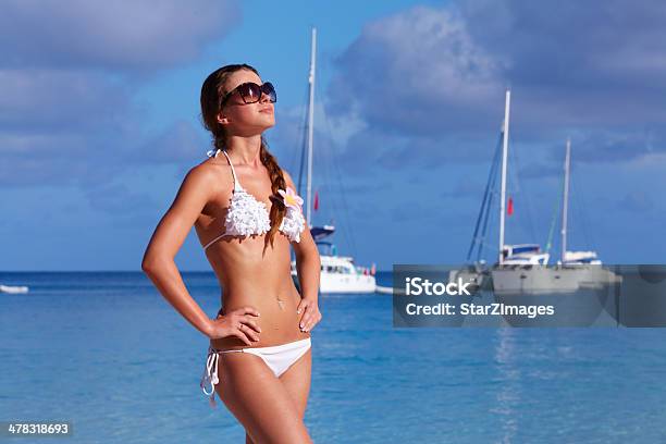 Mulher Feliz Em Óculos De Sol Na Praia - Fotografias de stock e mais imagens de Adulto - Adulto, Ao Ar Livre, Caraterísticas da Costa