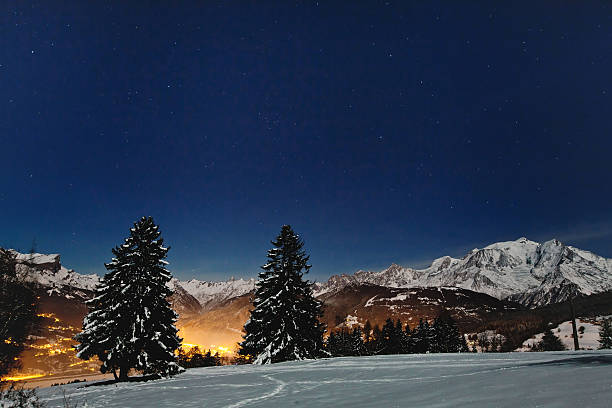 la noche en el área de los alpes - village snow winter france fotografías e imágenes de stock