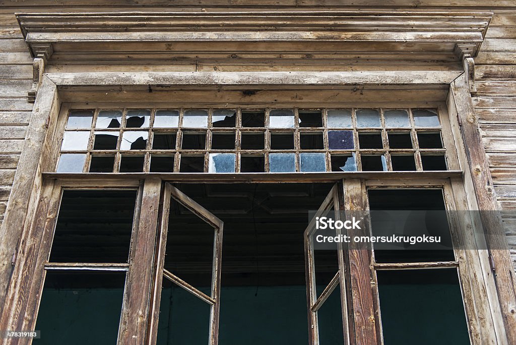 Brokenly janela - Foto de stock de Aldeia royalty-free