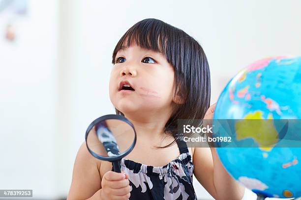 Bella Ragazza Asiatica Con Un Piccolo Globo Interna - Fotografie stock e altre immagini di 2-3 anni