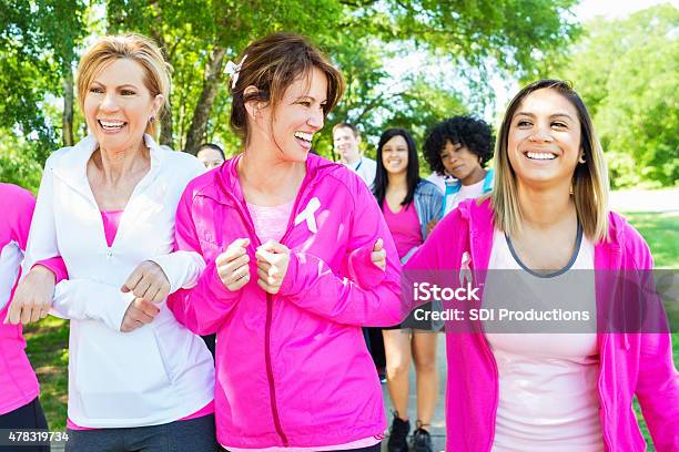 Diverse Frauen Walking In Brustkrebs Marathon Stockfoto und mehr Bilder von Brustkrebs - Brustkrebs, Gehen, Frauen